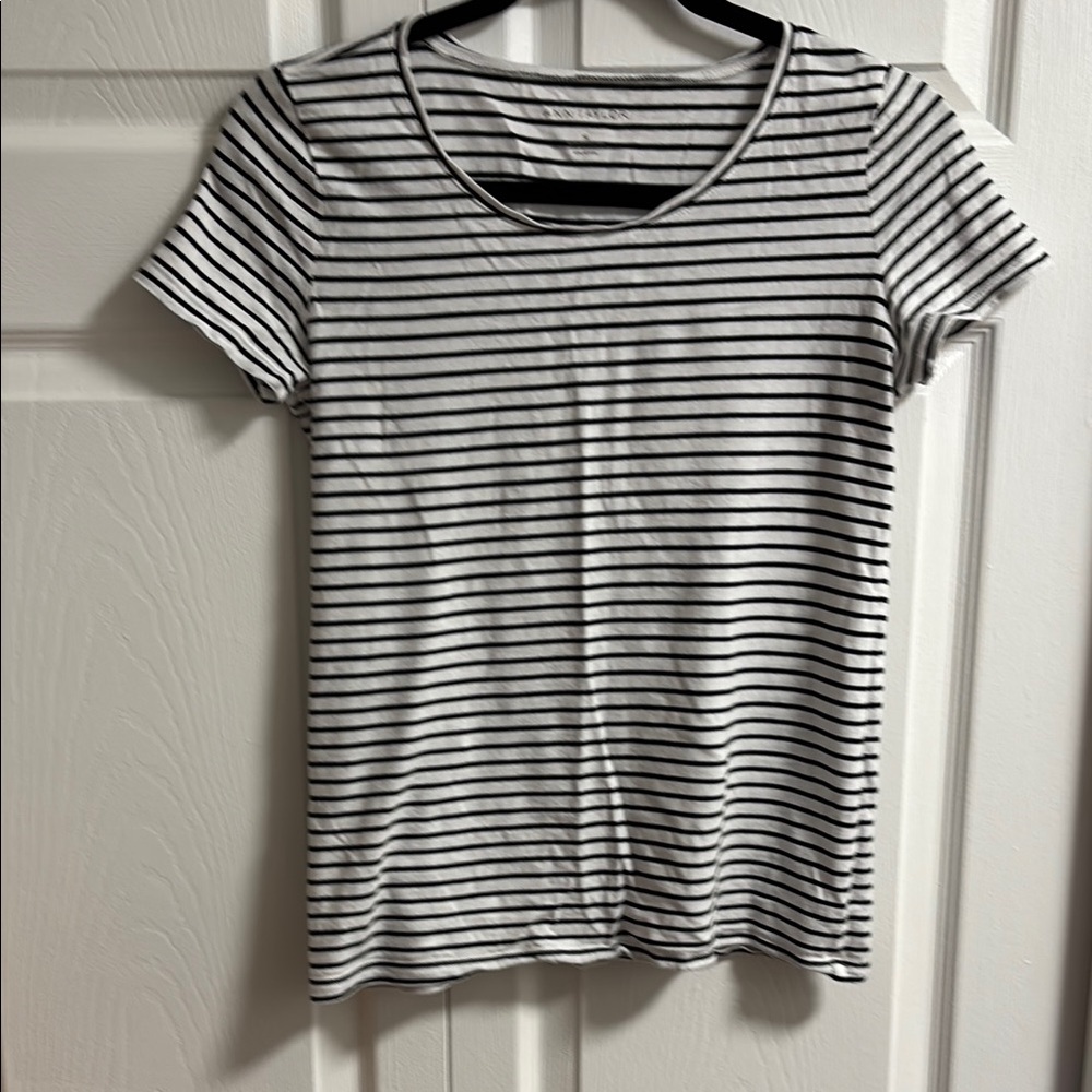 Ann Taylor Fitted Black and White Short Sleeve Tee